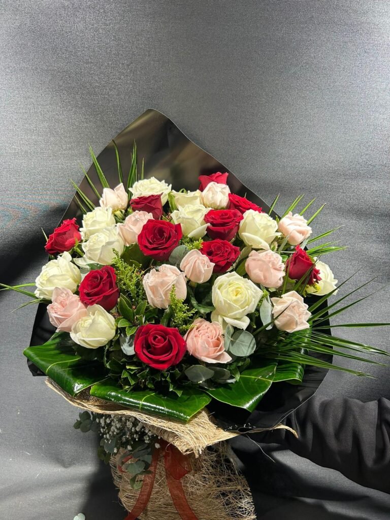 DMR07 Kırmızı Pembe Ve Beyaz Gül Buketi Karışık 30 adet