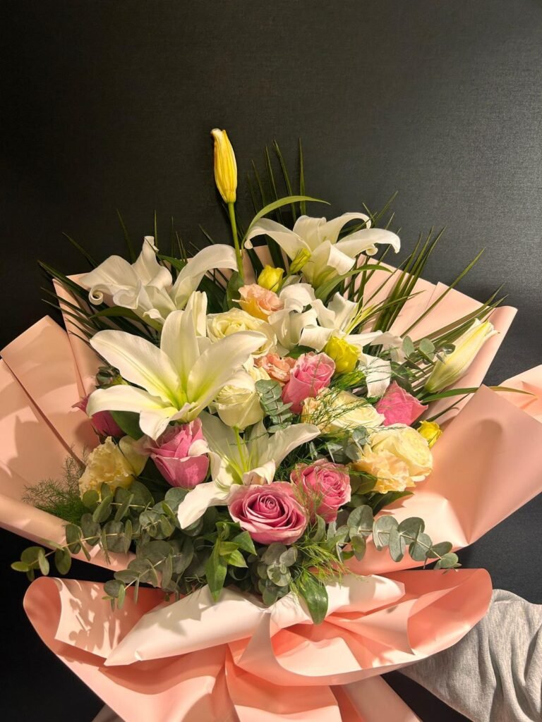 DMR08 Beyaz Lilyum Ve Pembe Beyaz Güllerden Oluşan Buket